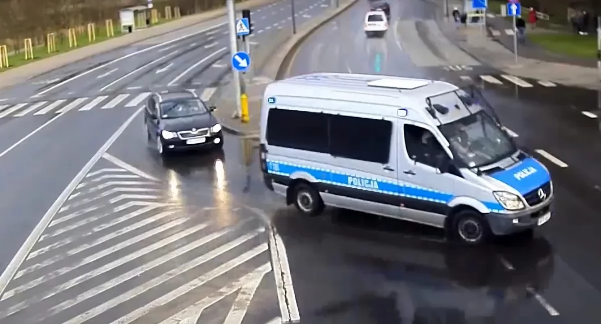 Dramatyczna eskorta do szpitala w Toruniu. Poruszony mężczyzna prosił o pomoc