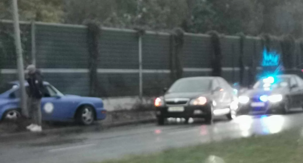 Kierowca luksusowego Porsche rozbił się na latarni w Toruniu. Zapłacił symboliczny mandat