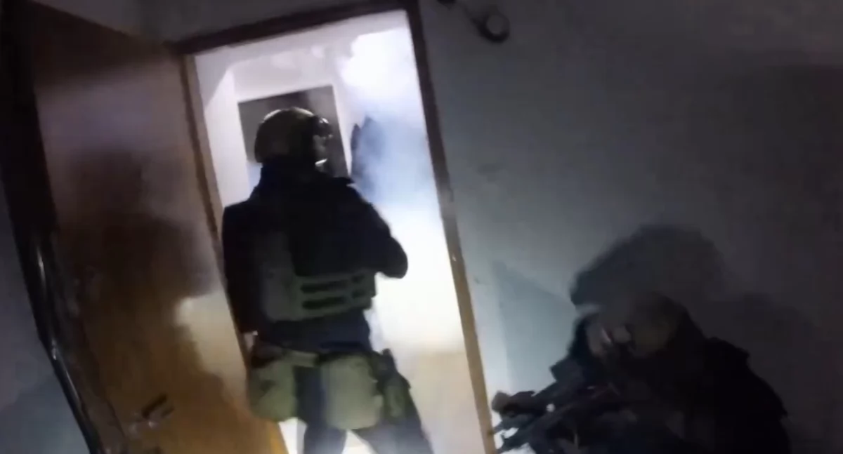 Spektakularna akcja pod Toruniem. Uzbrojeni kontrterroryści wtargnęli do mieszkania