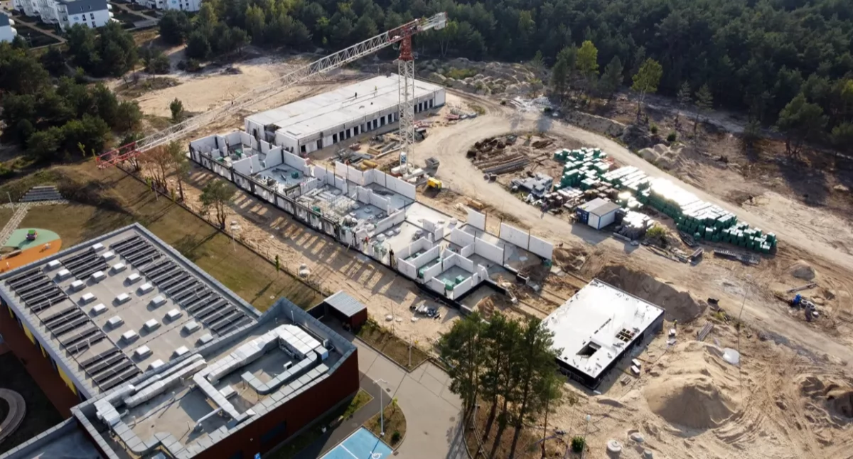 W Toruniu trwa budowa nowoczesnej szkoły w kształcie litery L za 37 mln zł