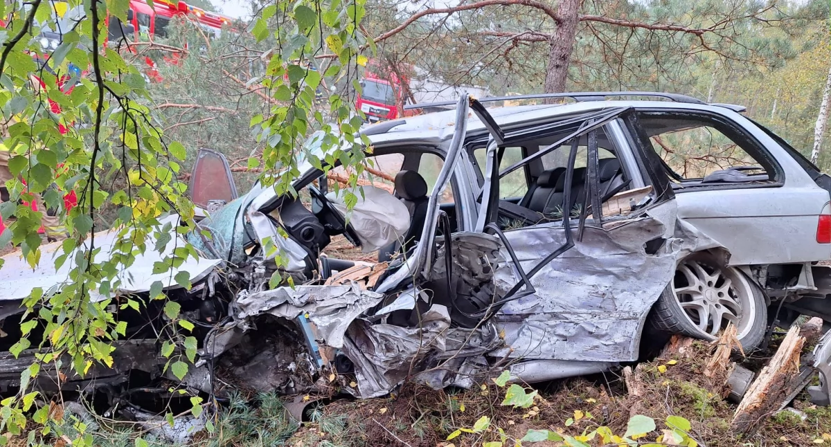 Śmiertelny wypadek na trasie Toruń-Bydgoszcz. Kierowca BMW wjechał w ciężarówkę