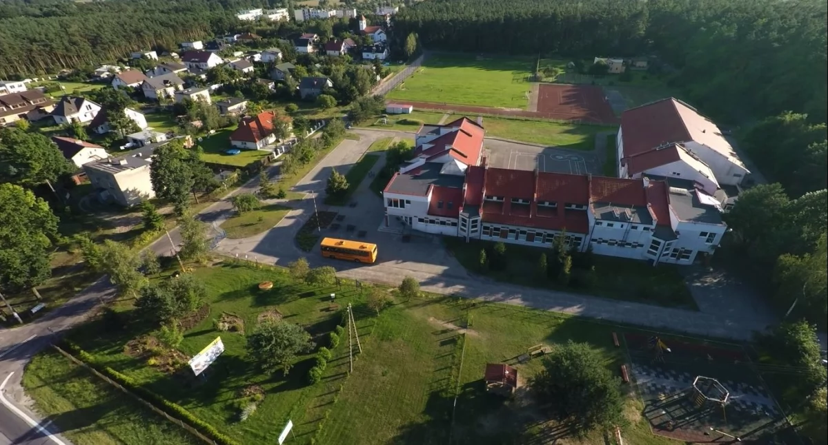 Alarm w szkole pod Toruniem. Mężczyzna częstuje dzieci cukierkami