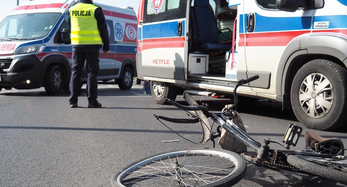 Wypadek na rondzie z nową organizacją ruchu w Toruniu. 57-latek potrącił rowerzystę