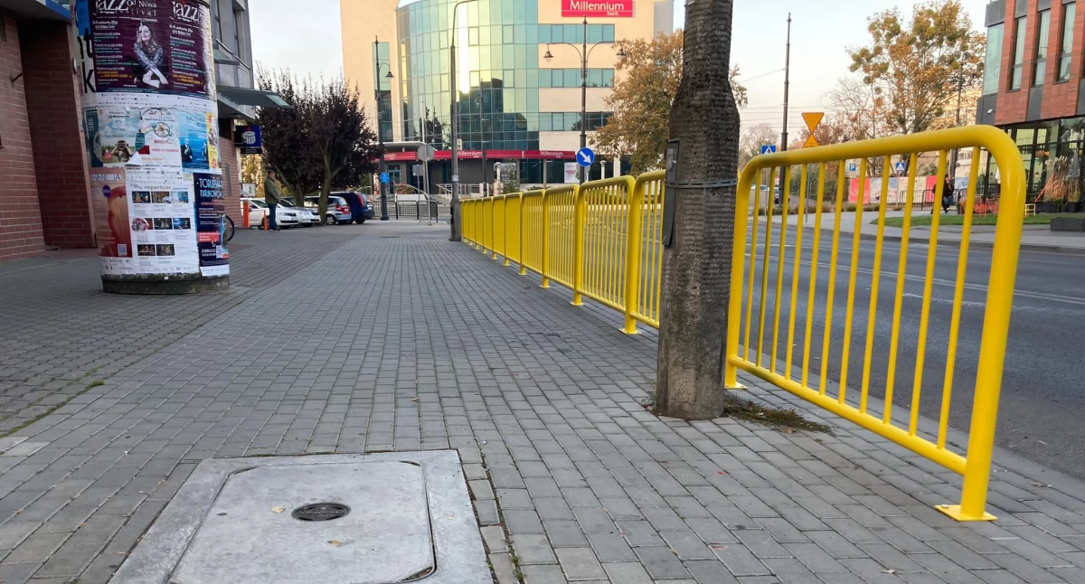 Kontrowersyjny pomysł w Toruniu. Przed bankiem zamontowano żółte barierki