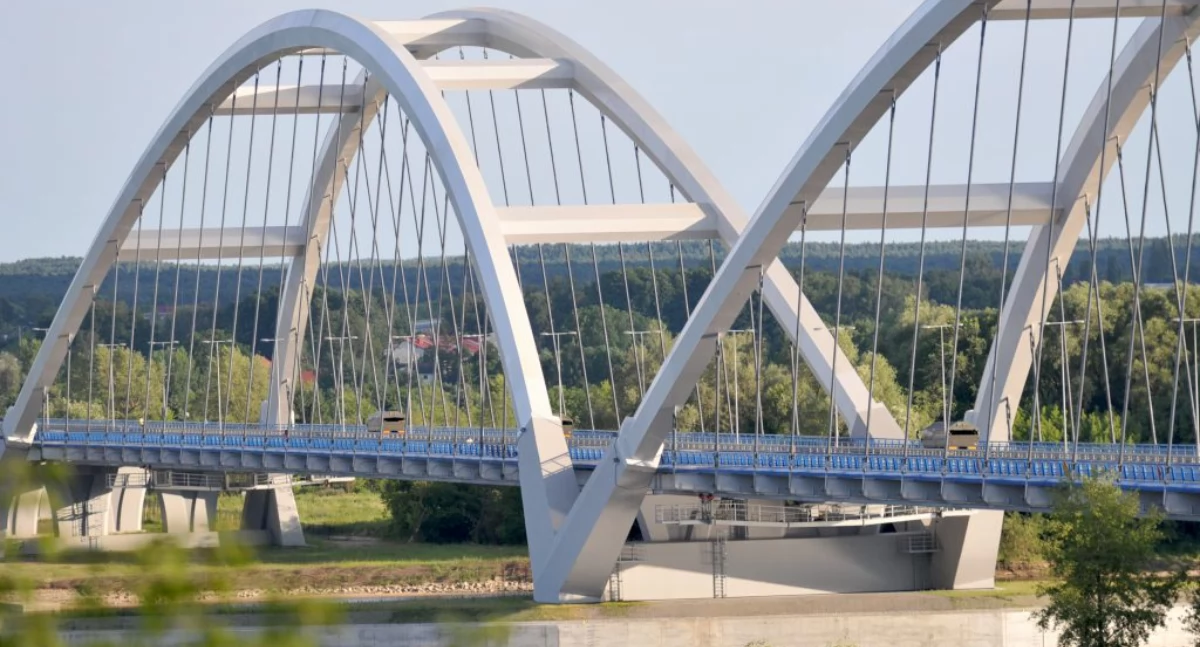 Dramat w nocy w Toruniu. Mężczyzna groził, że skoczy z mostu 