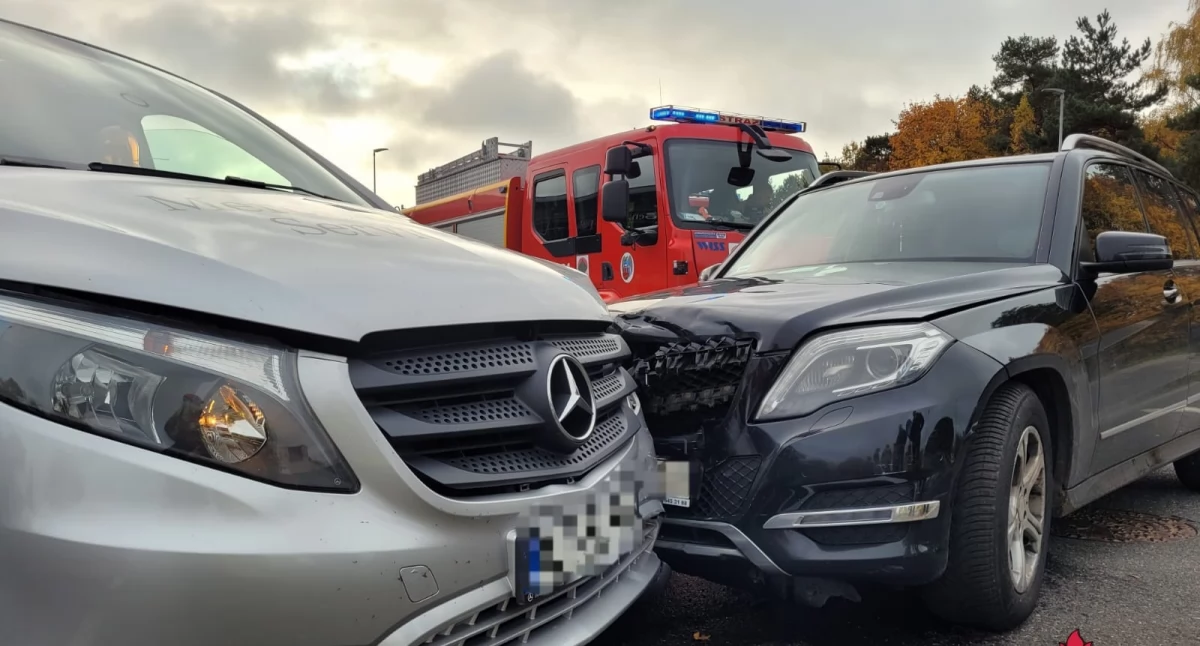 Wypadek przy salonie samochodowym w Toruniu. Bus wjechał w osobówkę