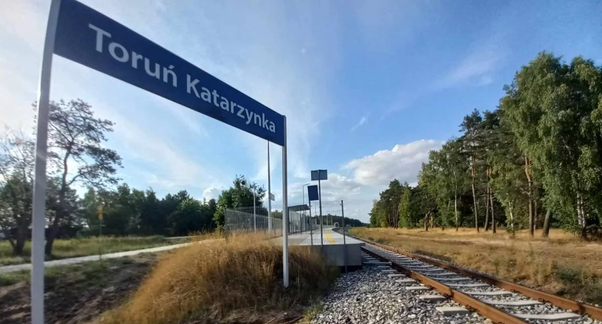 Cud w Toruniu. Pociąg przejechał nad kobietą, która leżała na torach