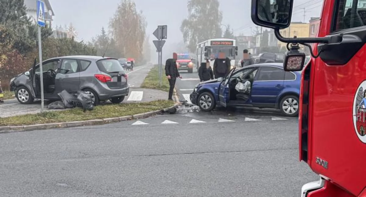 Poważny wypadek na skrzyżowaniu w Toruniu. Dwie osoby trafiły do szpitala