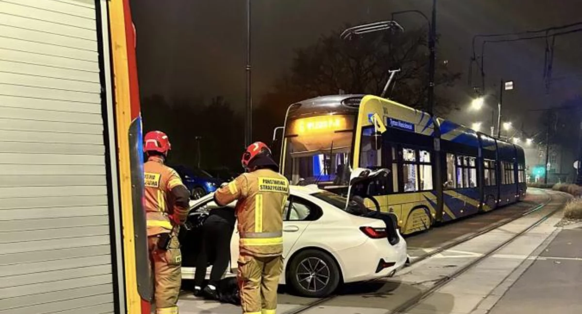 Groźny wypadek na nowej linii w Toruniu. Kierowca BMW wjechał pod tramwaj