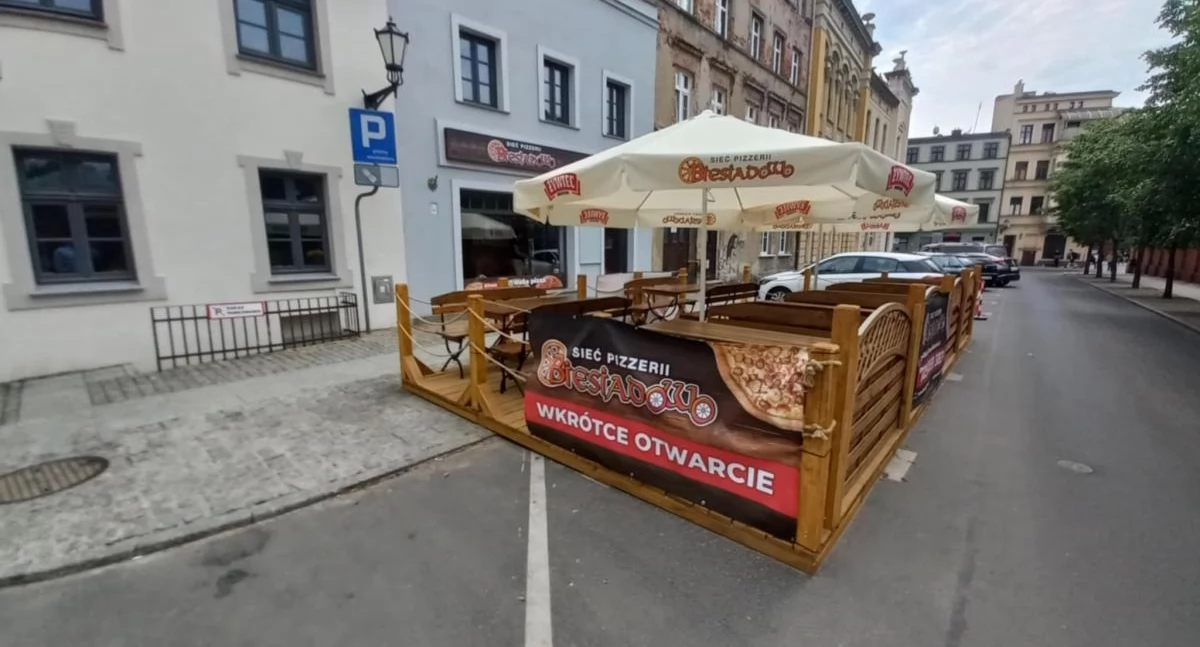 Restauracja w centrum Torunia na sprzedaż. Serwuje największą pizzę w mieście