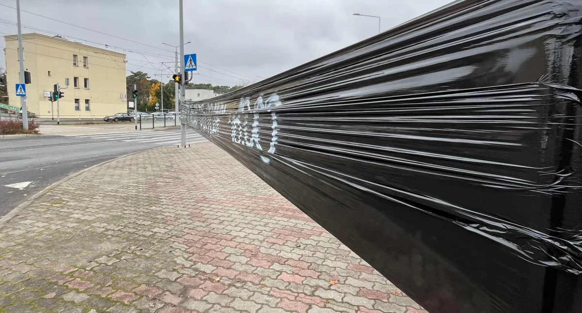 Ogromne folie zawisły na ulicach Torunia. To nie jest happening 