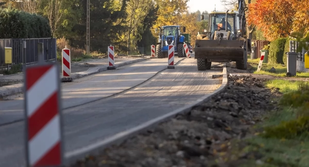 Trwa rozbudowa drogi pod Toruniem za miliony. Tu powstaje nowa ścieżka rowerowa