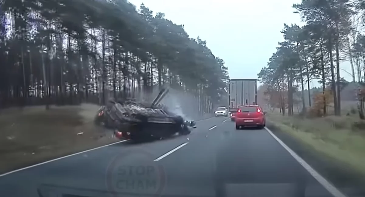 Koszmarna czołówka na trasie Toruń - Bydgoszcz. Uchwycono moment wypadku