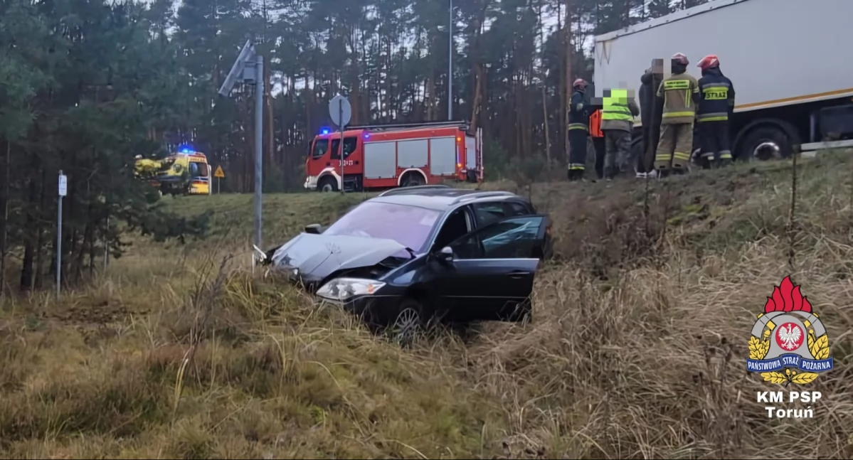 Wypadek pod Toruniem. Na niebezpiecznym odcinku auto wypadło z drogi