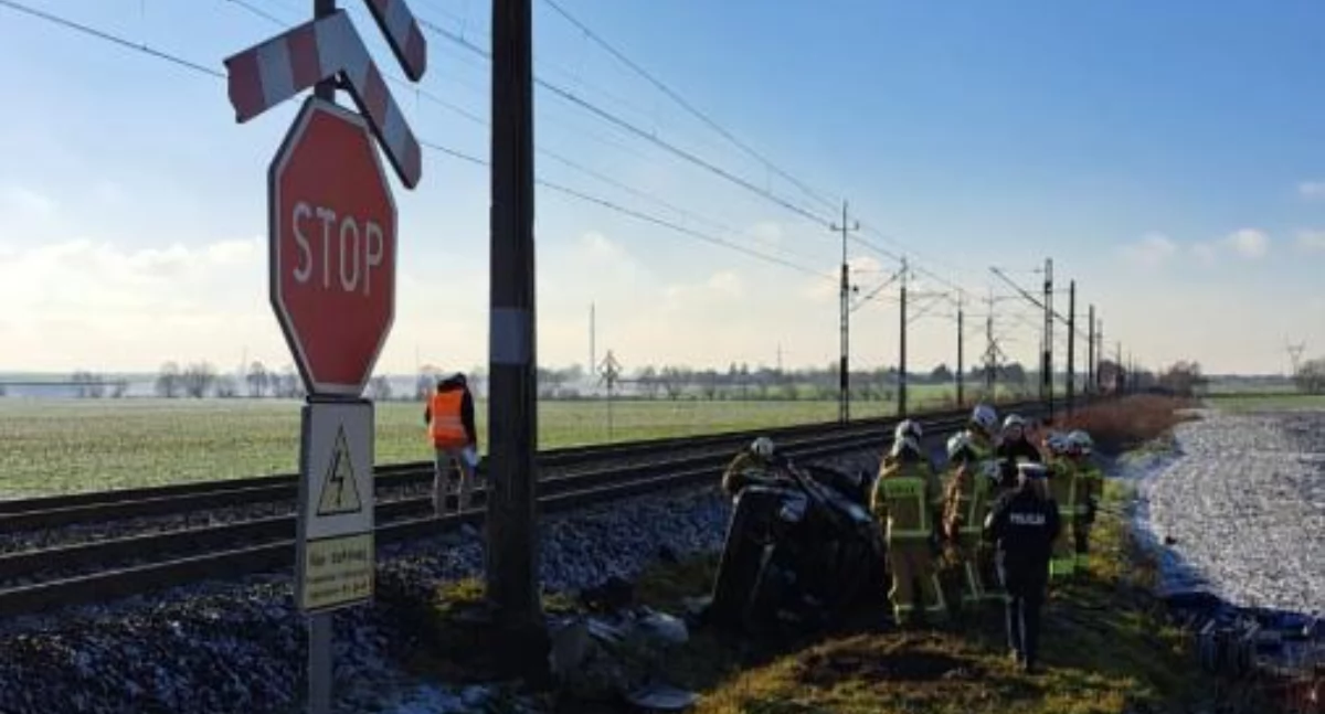 Pod Toruniem pociąg wjechał w auto. Ruch został całkowicie wstrzymany