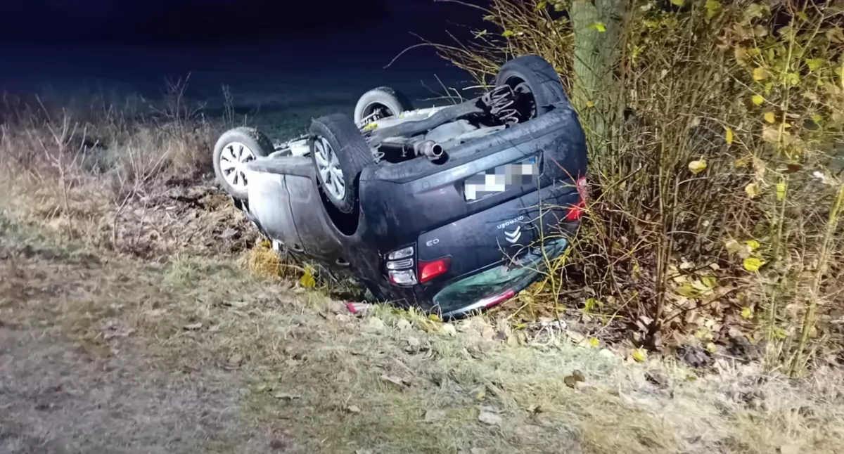 Dachowanie na drodze pod Toruniem. Kierowca trafił do szpitala