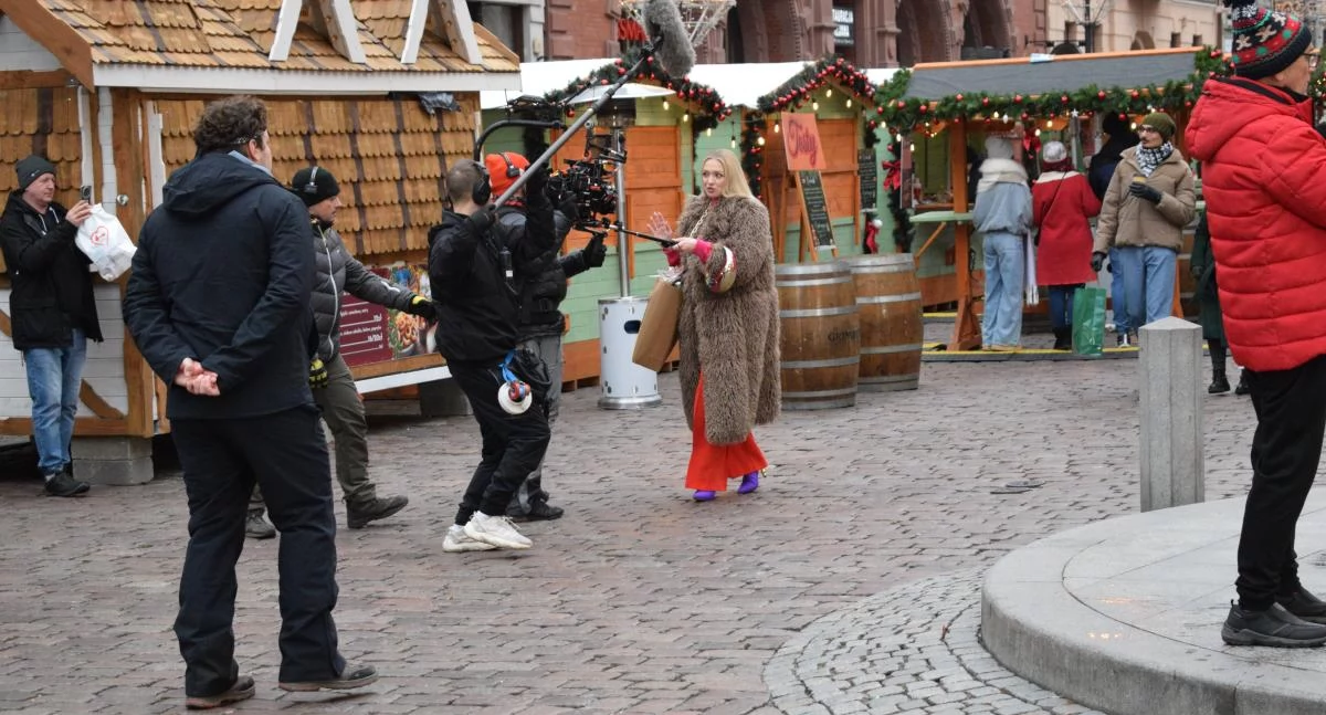 Gwiazdy na ulicach Torunia. W centrum miasta kręcony jest nowy film 