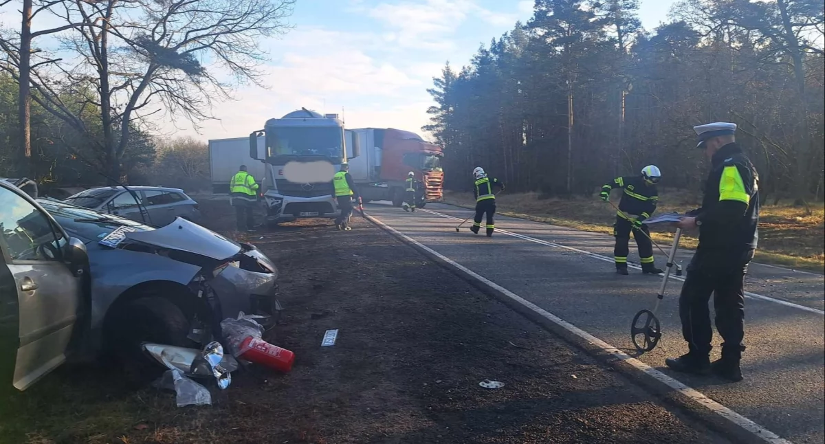 Duży wypadek pod Toruniem. Kobieta wjechała wprost pod betoniarkę