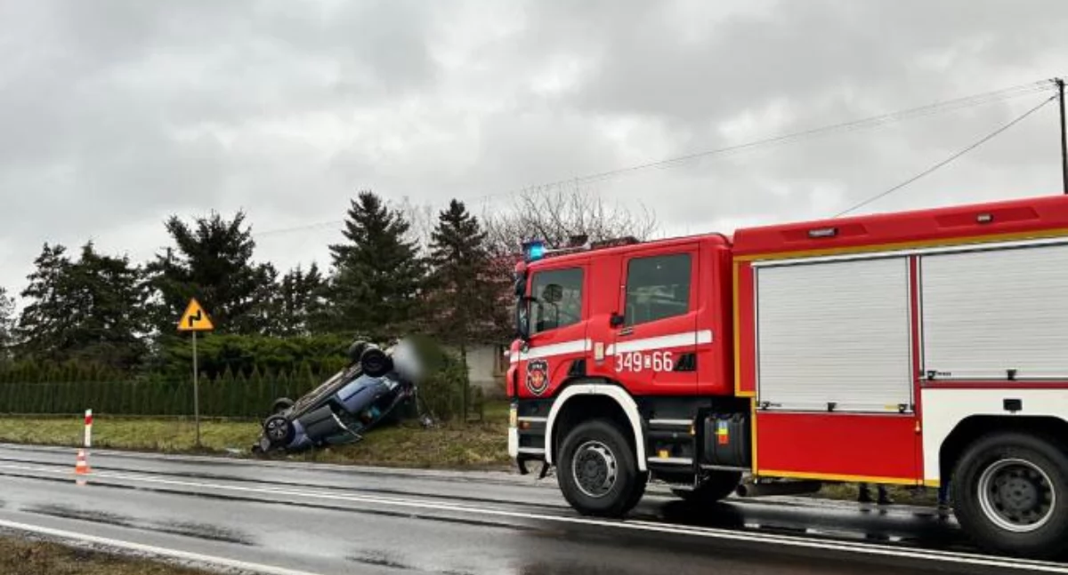 Dachowanie na drodze pod Toruniem. Auto zawisło na płocie