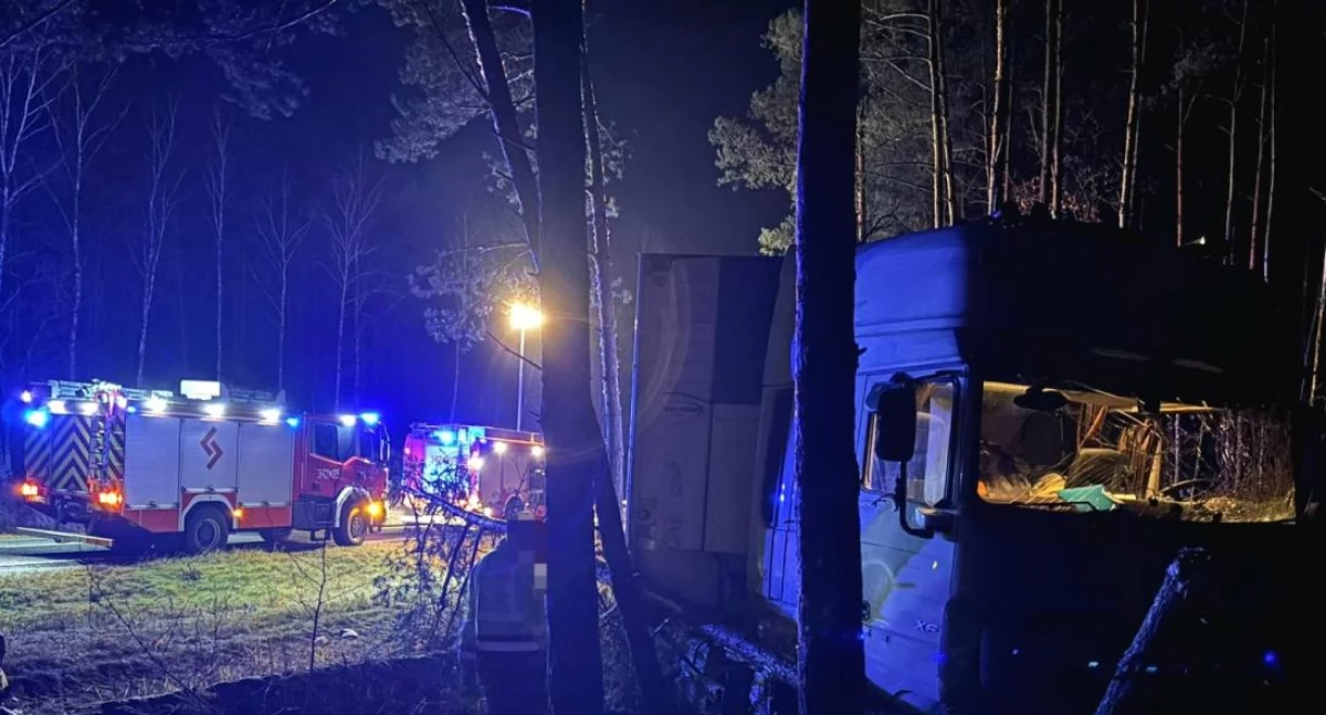 Dramat na drodze pod Toruniem. Kierowca ciężarówki zasnął za kierownicą
