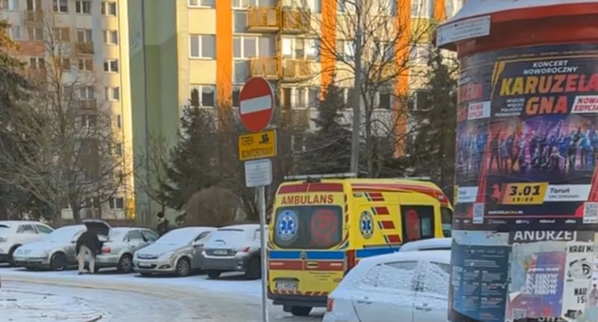 Dramatyczna akcja w Toruniu. Mężczyzna był uwięziony w zadymionym mieszkaniu