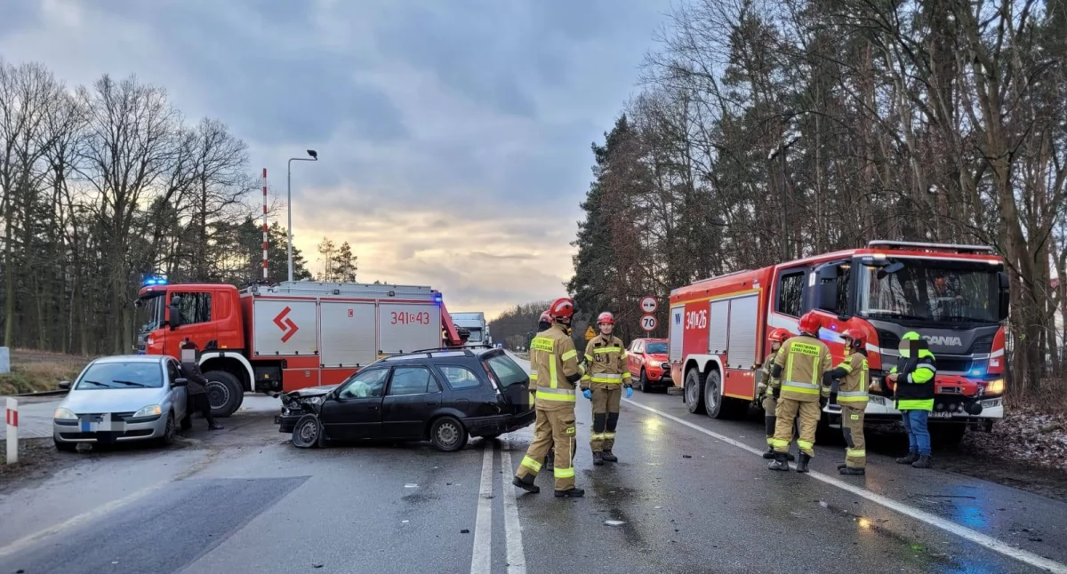 Wypadek z udziałem czterech aut. Zablokowana droga przy wjeździe do Torunia