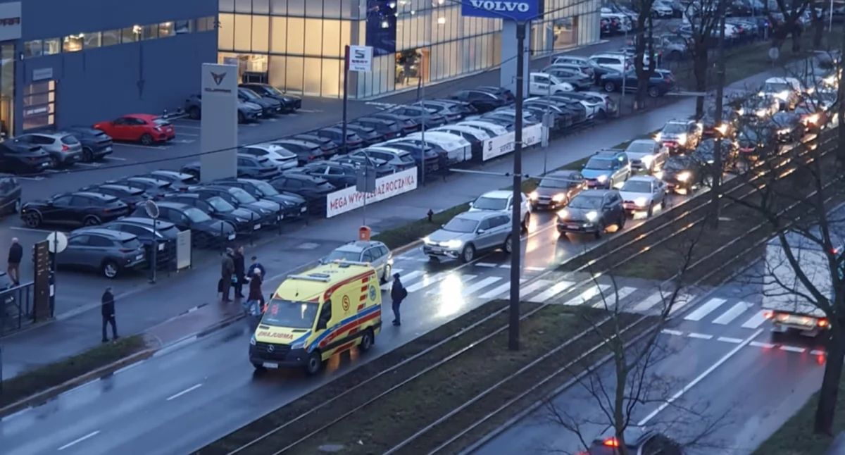 Senior wjechał w pieszego na pasach w Toruniu. 32-latek trafił do szpitala