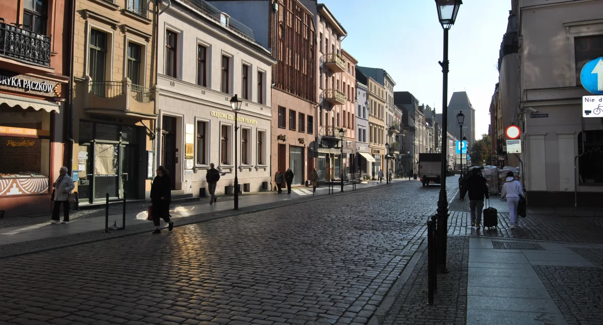 Brutalny atak w centrum Torunia. Zadał 20-latkowi kilka ciosów nożem i uciekł