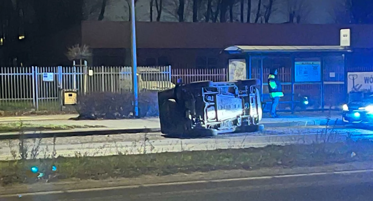 Nietypowy wypadek na przystanku w Toruniu. Samochód przewrócił się na bok
