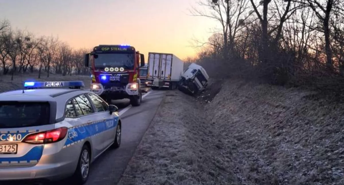 Ruch na drodze pod Toruniem został zablokowany. Ciężarówka wjechała do rowu