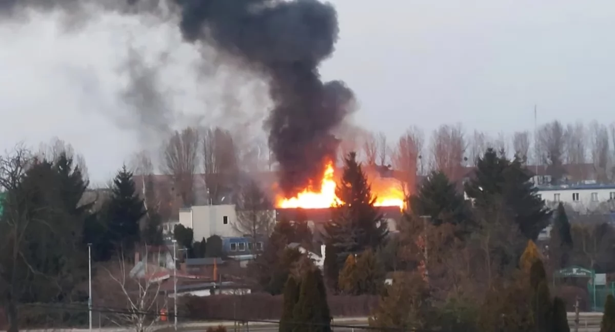 Duży pożar w Toruniu. Czarny dym jest widoczny z daleka