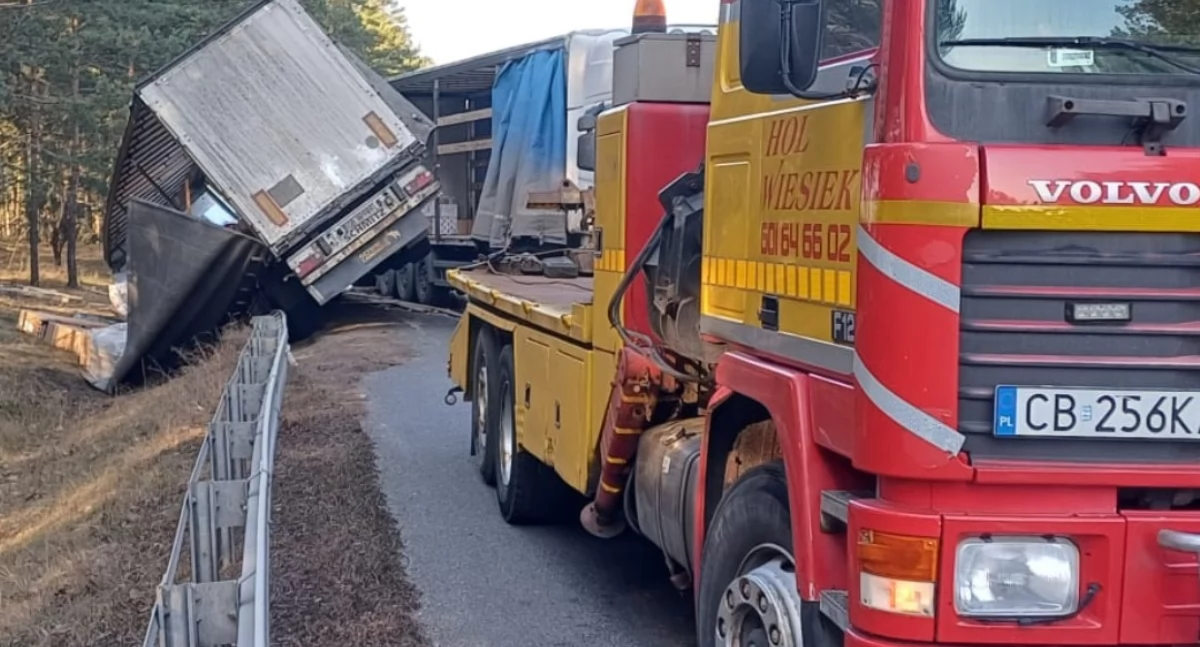 O krok od tragedii pod Toruniem. Od ciężarówki odczepiła się załadowana przyczepa