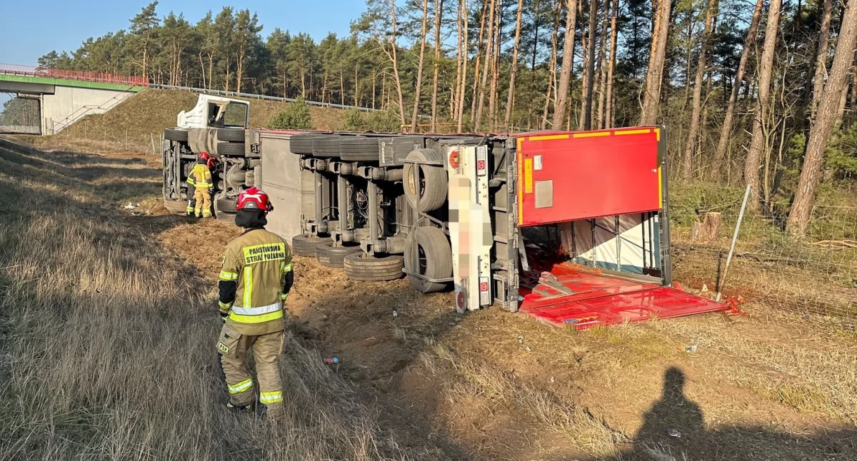 Poważne utrudnienia pod Toruniem. Ciężarówka wjechała do rowu