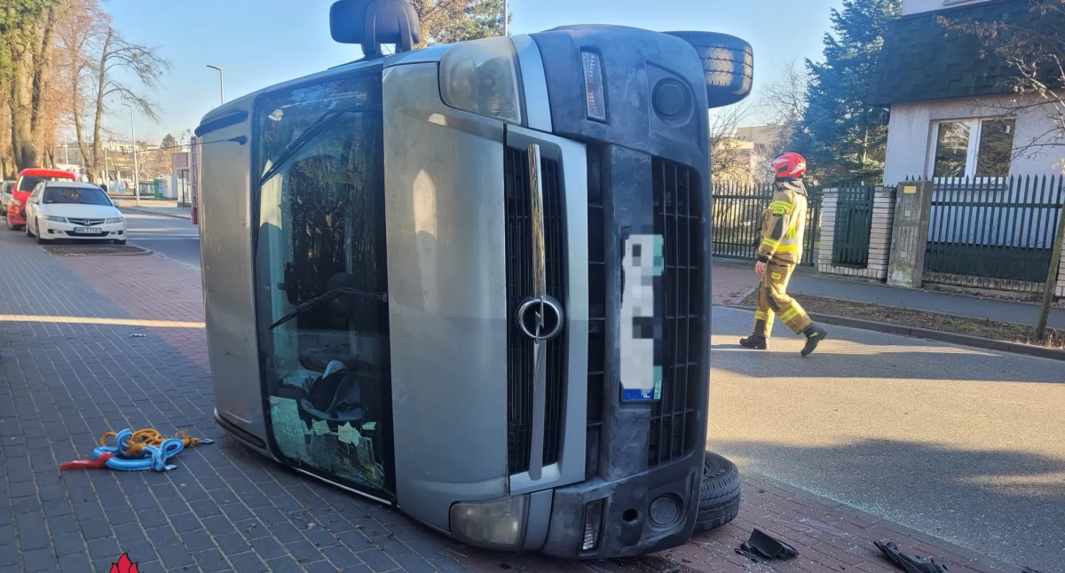 Bus przewrócił się na bok na wąskiej ulicy w Toruniu. Jedna osoba trafiła do szpitala