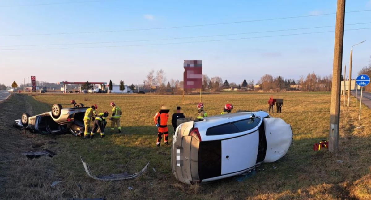Auta wypadły z drogi pod Toruniem. Dwie osoby trafiły do szpitala