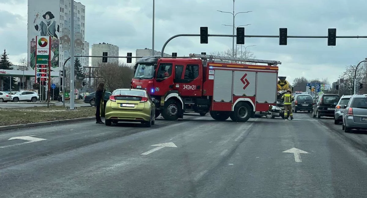 Wypadek na ruchliwym skrzyżowaniu w Toruniu. 31-latek wjechał w dwa auta