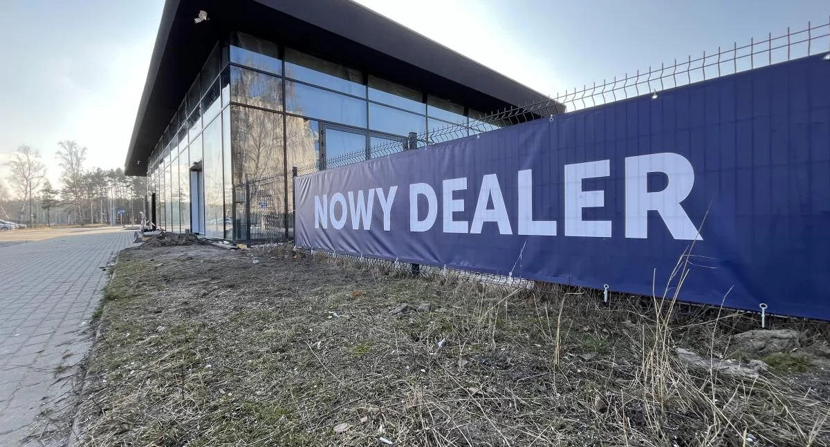 Opuszczony salon w Toruniu znalazł właściciela. Otrzymał autoryzację na trzy marki 