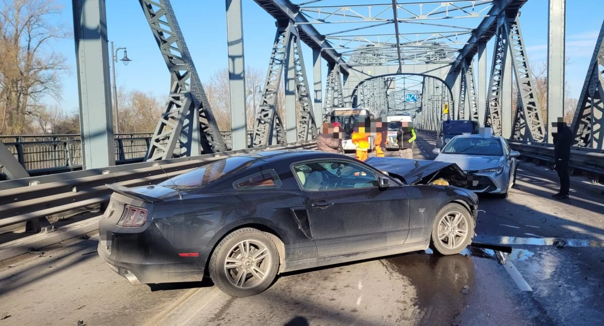 Wypadek na moście drogowym w Toruniu. Tworzą się duże korki