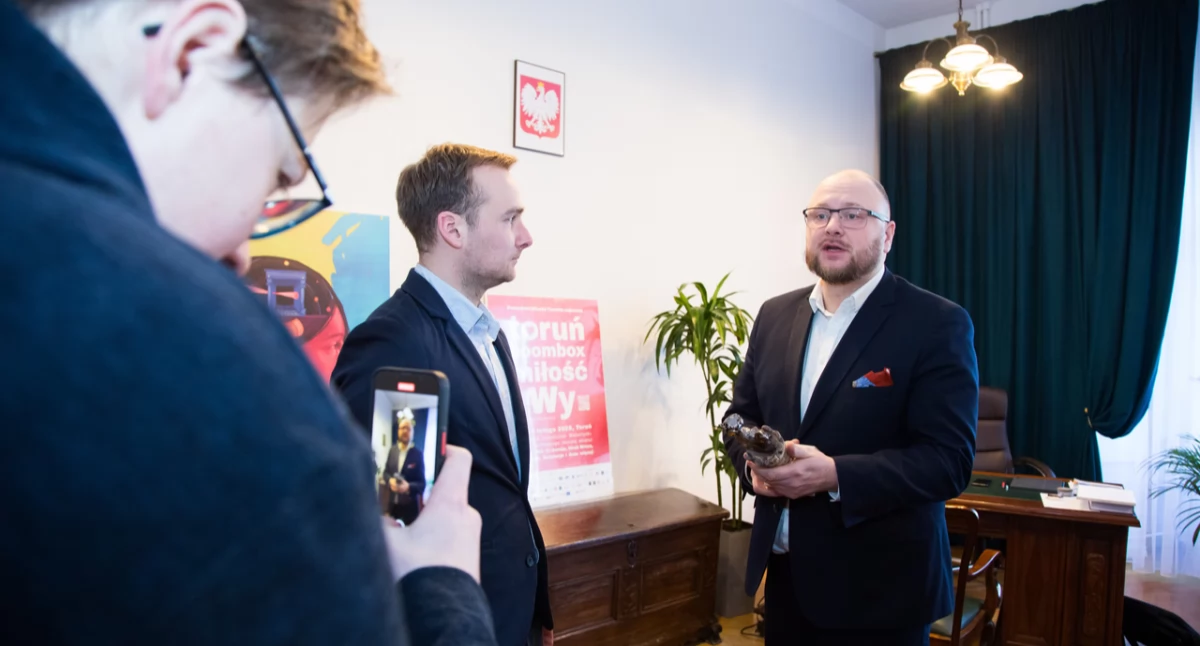 Paweł Gulewski odebrał TORUŃSKIEGO KOTA w kategorii Polityka