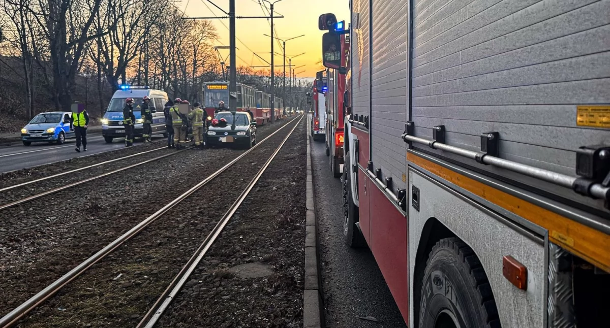 W Toruniu kierowca BMW wjechał w osobówkę. Ruch tramwajowy został wstrzymany
