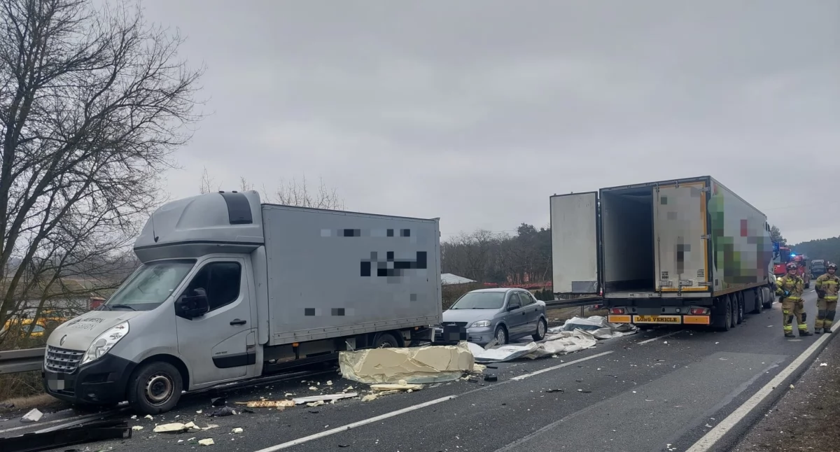 Zniszczenia po śmiertelnym wypadku. Duże utrudnienia na drodze pod Toruniem