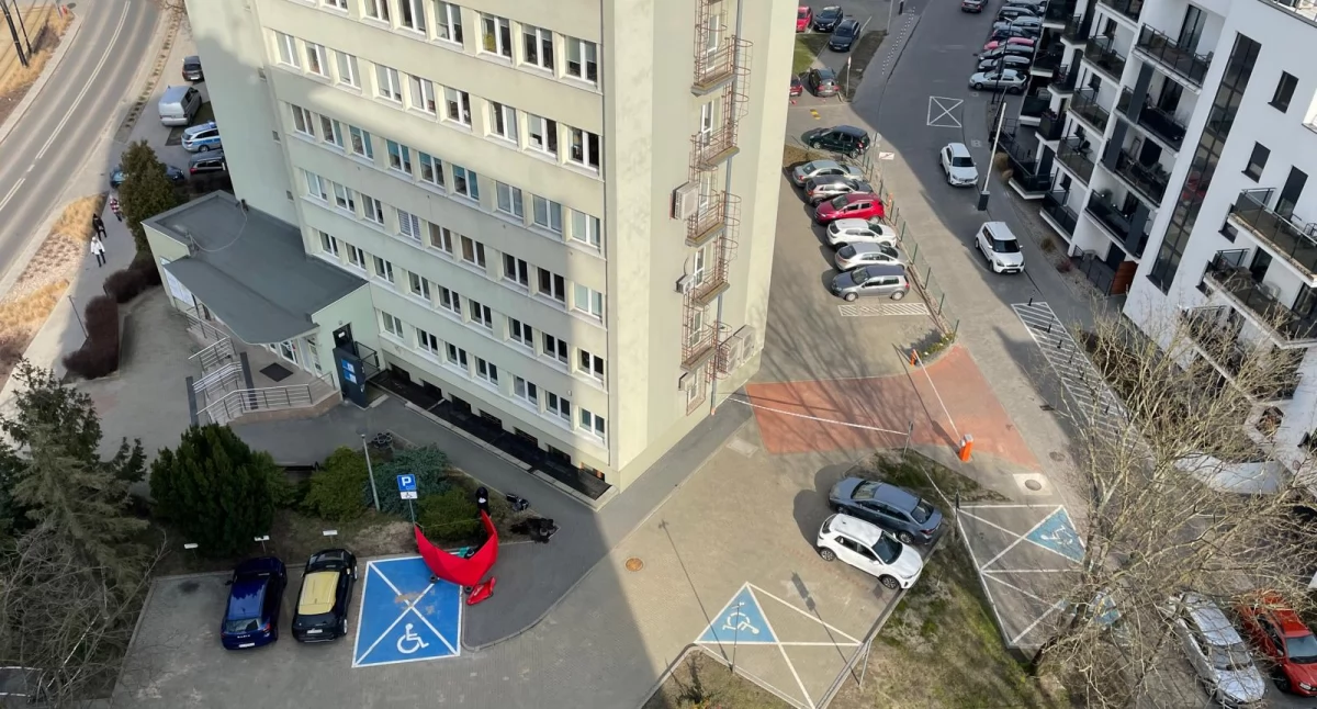 Wielka tragedia w Toruniu. 56-letni mężczyzna wypadł z 9. piętra wieżowca