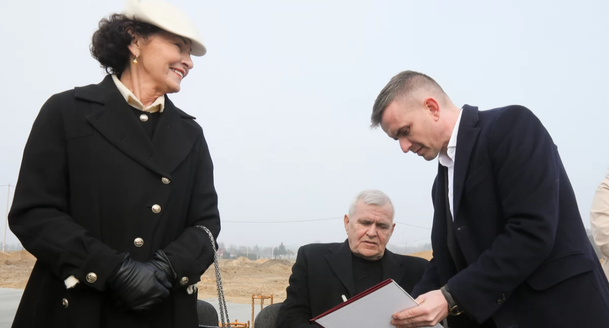 W małej wsi pod Toruniem ruszyła budowa największego pomnika w Polsce. To dar od miliardera