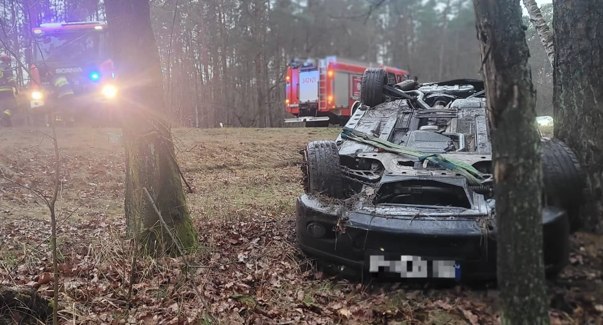 Dachowanie auta pod Toruniem. Kierowca wypadł z drogi
