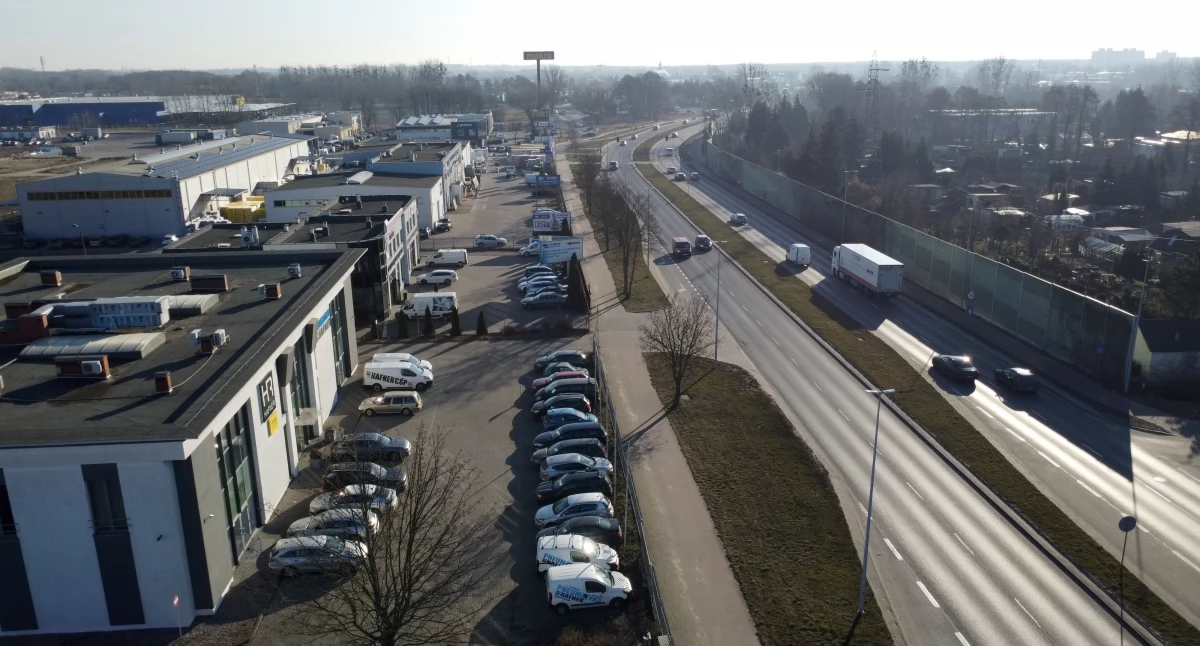 Budynek przy ruchliwej drodze w Toruniu na sprzedaż za fortunę. Od lat działa tu znana firma