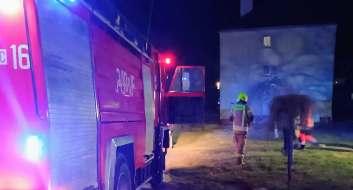 Dramatyczna akcja strażaków pod Toruniem. Dwie osoby w szpitalu
