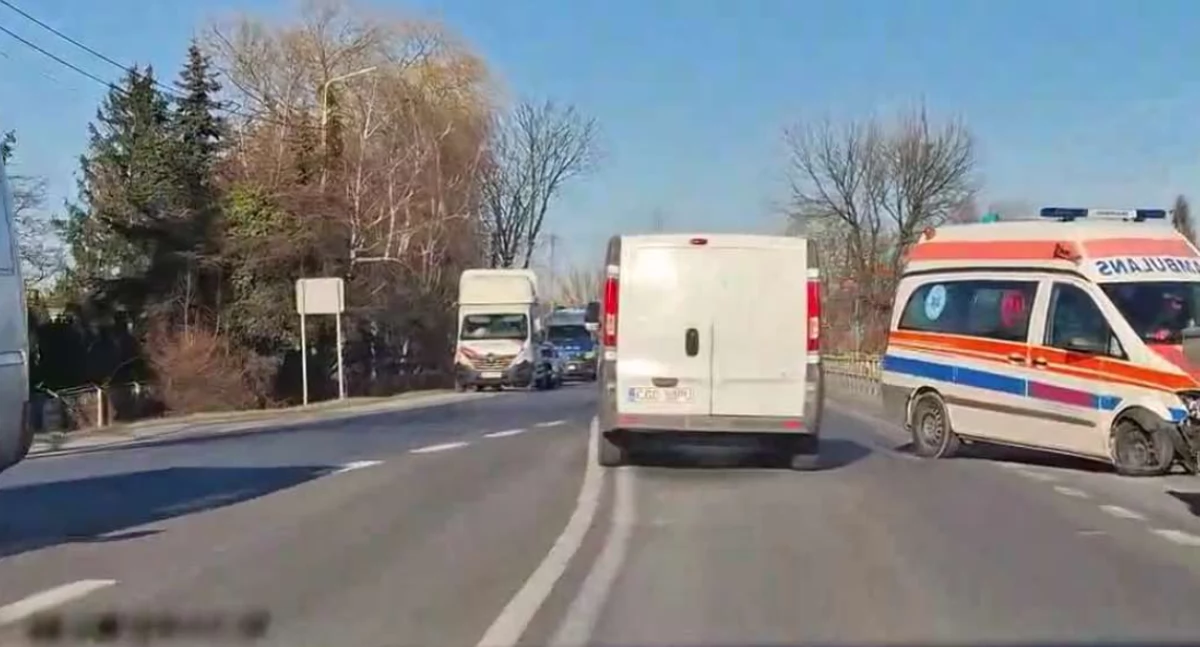 Groźny wypadek pod Toruniem. Karetka na sygnale wjechała w osobówkę