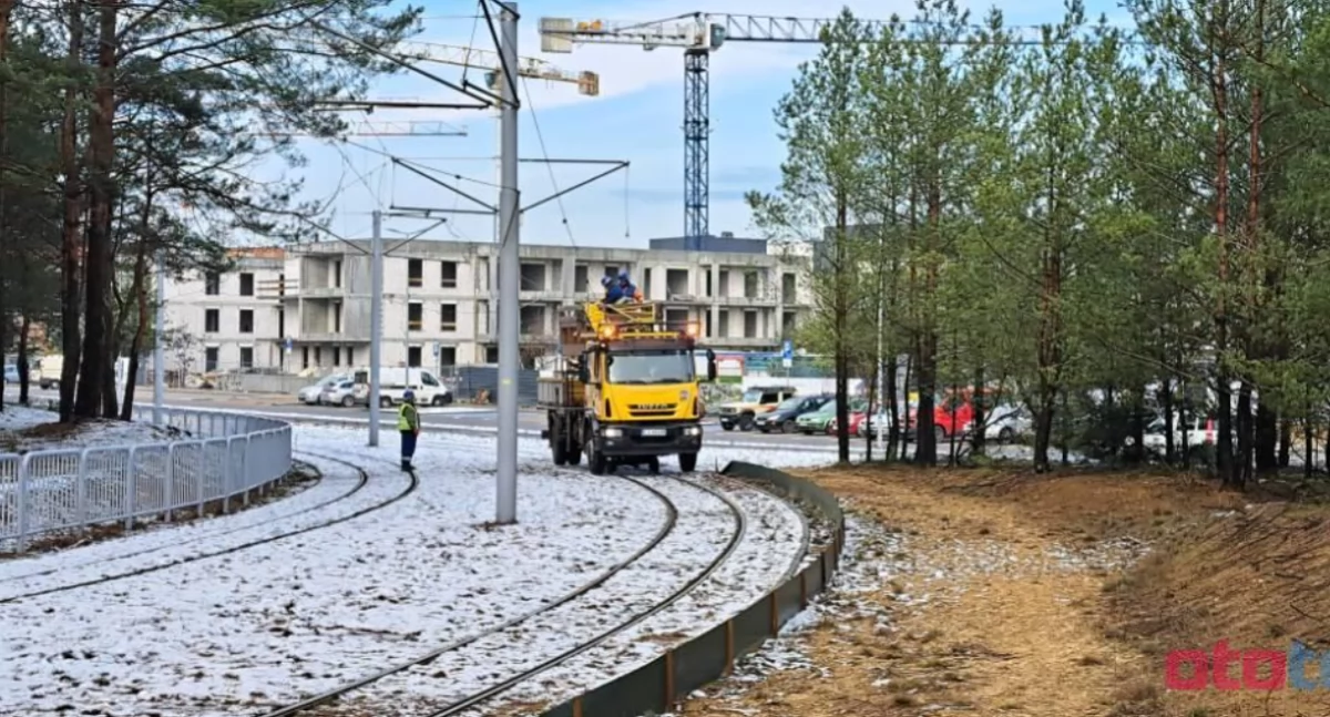 Kierowca ciężarówki zerwał tramwajową sieć trakcyjną w Toruniu i uciekł