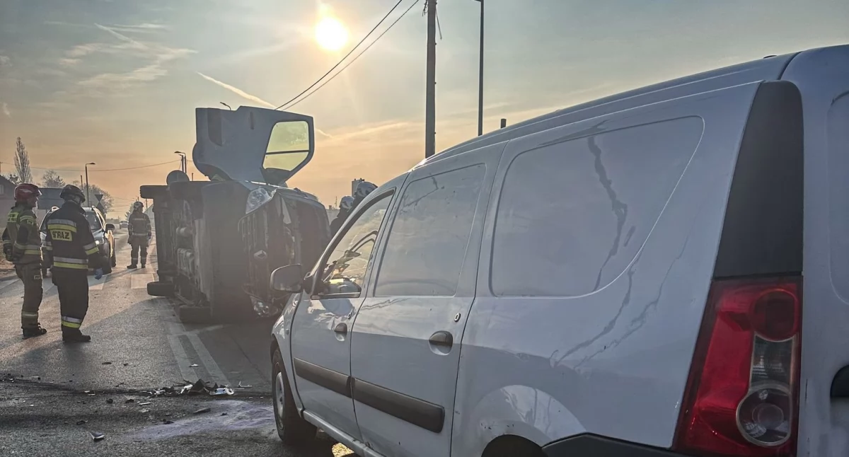 Bus przewrócił się na bok na drodze pod Toruniem. Tworzą się duże korki