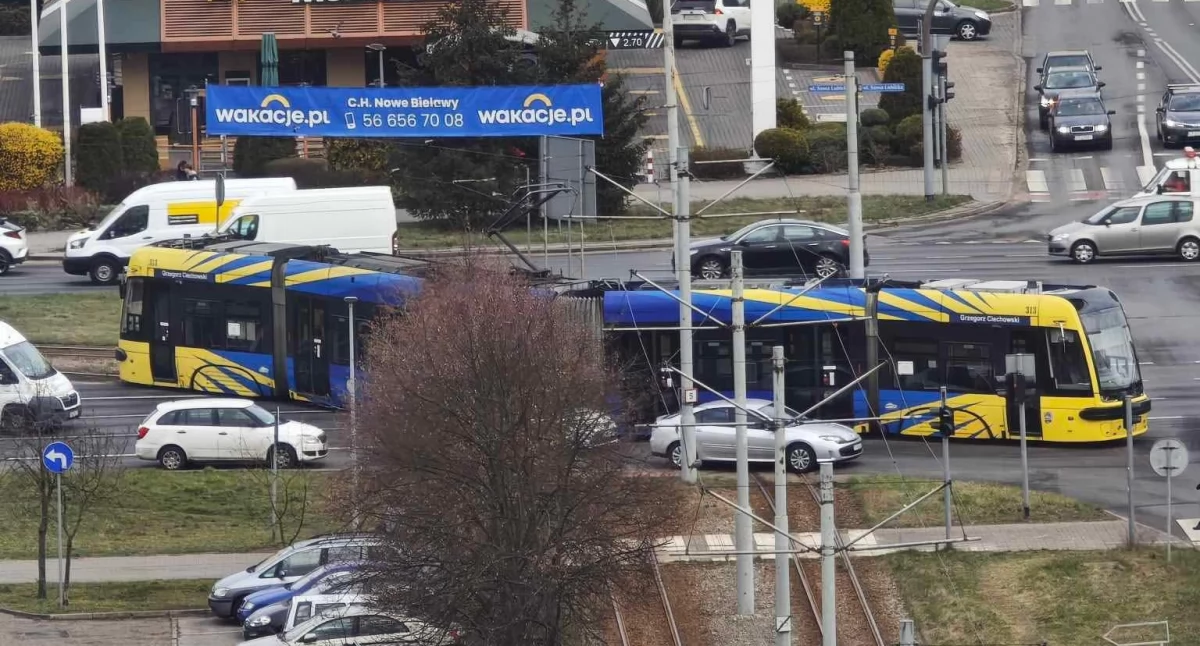 W Toruniu wykoleił się tramwaj. Blokada na ruchliwym skrzyżowaniu